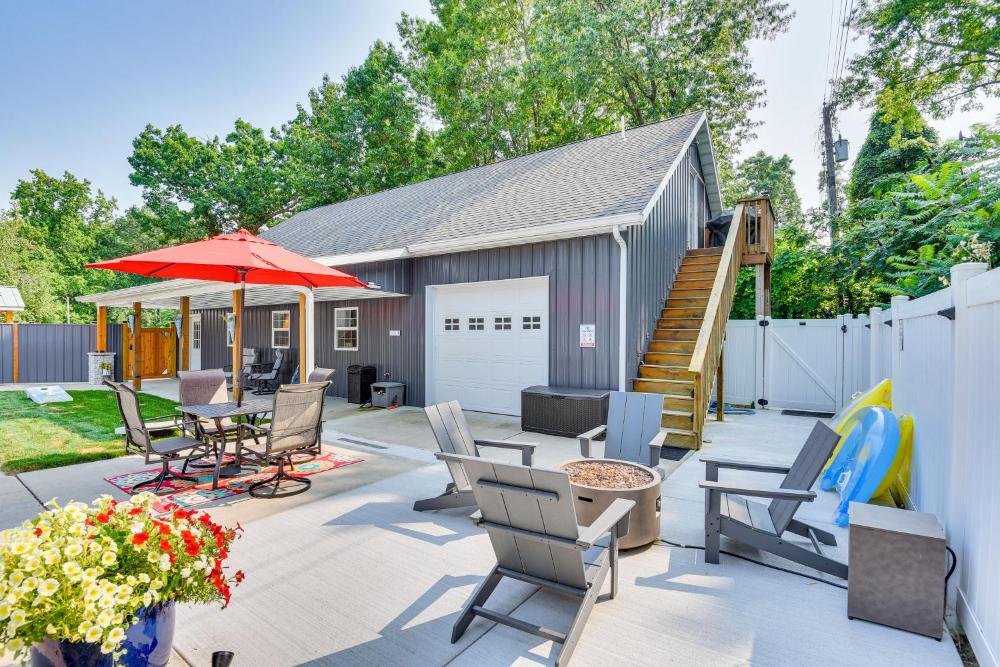 Benton Harbor Apt with Balcony and Fire Pit